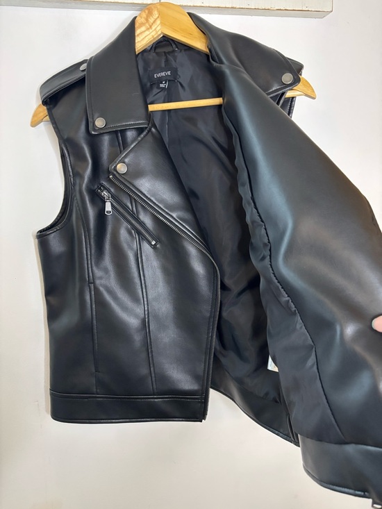 Evereve Black Faux Leather Sleeveless Moto Vest - Picture 8 of 9
